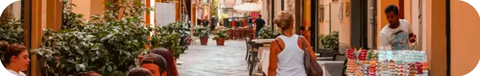 Imagen de mujer viendo cómo saber si tiene la ciudadanía italiana