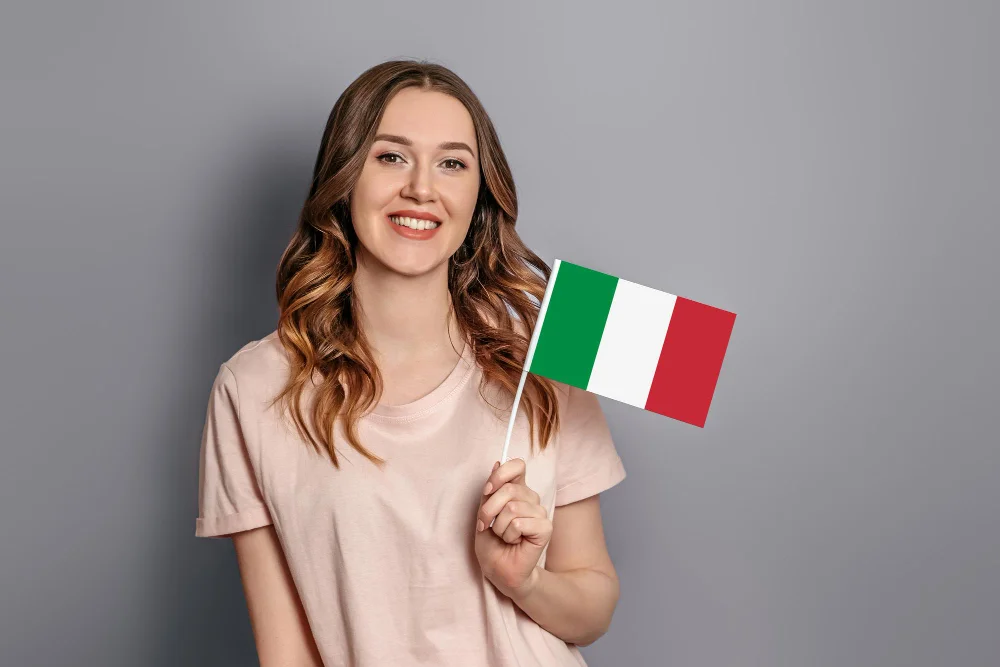 Mujer sosteniendo la bandera italiana que representa AIRE Italiano