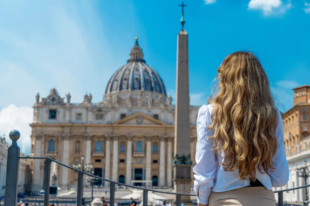 Mulher feliz na cidade do vaticano depois de descobrir como conquistar a cidadania italiana ao pesquisar: "como tramitar ciudadania italiana en italia"