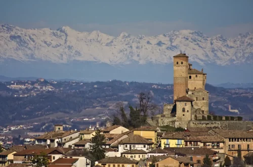 Apellidos italianos del Piamonte: Foto del Castello di Serralunga d'Alba durante el ocaso