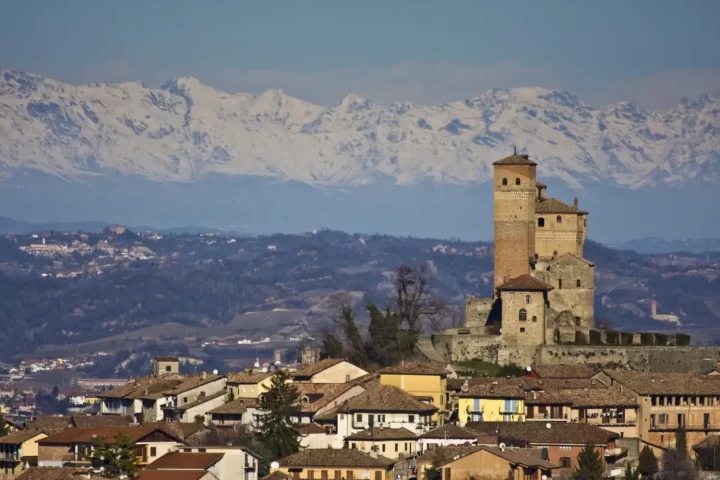 Apellidos italianos del Piamonte: Foto del Castello di Serralunga d'Alba durante el ocaso