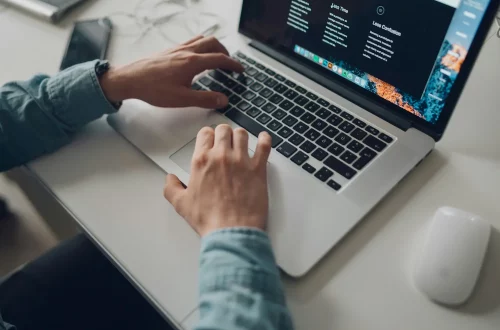 Apostilla de La Haya y TAD: Foto de un hombre accediendo a la computadora para revisar sus documentos en línea.