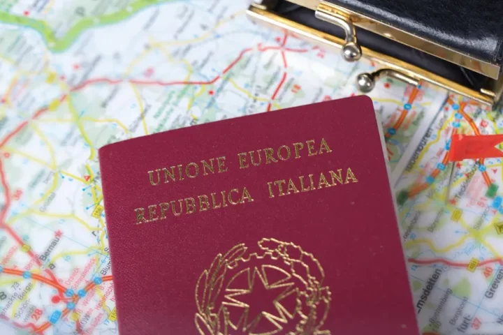 Argentinos con pasaporte italiano: Foto de un pasaporte italiano encima de un mapa.