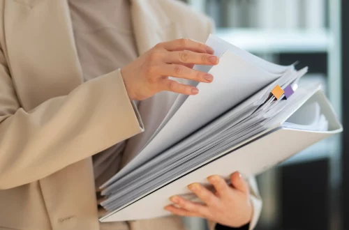 Asesoramiento para ciudadanía italiana: Foto de una persona llevando documentos para el proceso de ciudadanía italiana