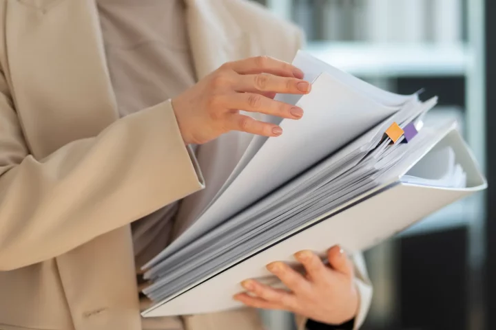 Asesoramiento para ciudadanía italiana: Foto de una persona llevando documentos para el proceso de ciudadanía italiana