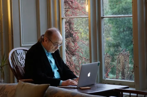 AVO italiano: Foto de un abuelo trabajando en la computadora.