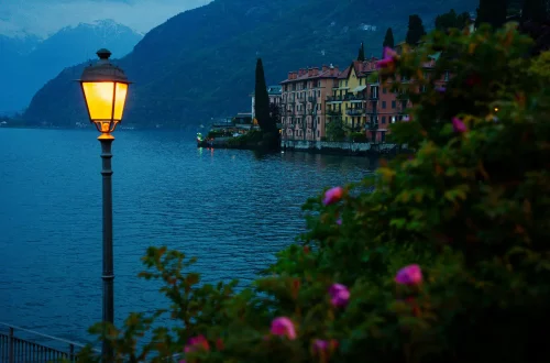 Beneficios de ser ciudadano italiano: Foto de casas a orillas del lago de Como.