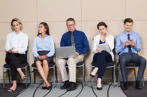 Buscar trabajo en Italia: Foto de personas en una entrevista de trabajo