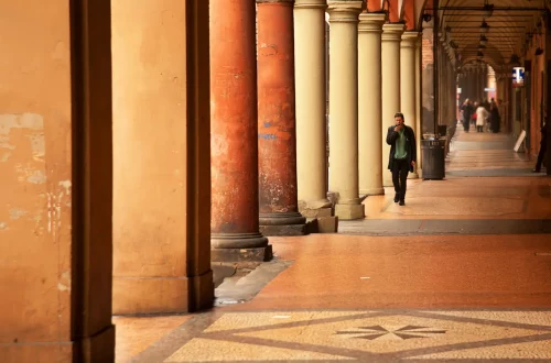 Cambios en la ciudadanía italiana: Foto de un hombre caminando por un edificio histórico italiano