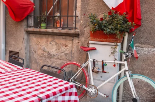 Descubre qué es el campanilismo italiano y cómo influye en la identidad italiana: historia, rivalidades locales y su impacto cultural y político.