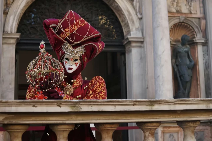 Foto de una persona disfrazada de manera tradicional durante el Carnaval de Venecia