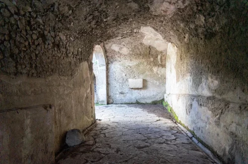 Descubre el misterio de las catacumbas romanas: historia, símbolos, arquitectura subterránea y leyendas ocultas bajo la Ciudad Eterna.