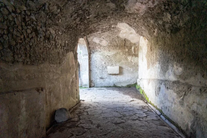 Descubre el misterio de las catacumbas romanas: historia, símbolos, arquitectura subterránea y leyendas ocultas bajo la Ciudad Eterna.