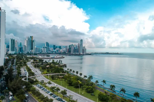 Ciudadania italiana en Panamá: Foto aérea de la Avenida Balboa en la Ciudad de Panamá.