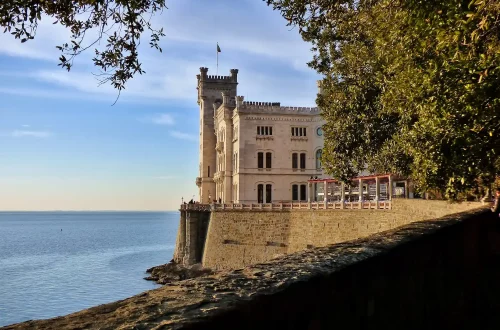 Ciudadania italiana: Foto del Castillo de Miramar en la ciudad de Trieste, antiguo territorio austrohúngaro, hoy parte de Italia