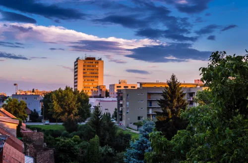 Ciudadanía italiana en Mendoza: Foto de la ciudad al anochecer