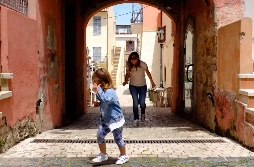 La ciudadanía italiana para menores de edad: Foto de madre e hija paseando por las calles de una ciudad italiana