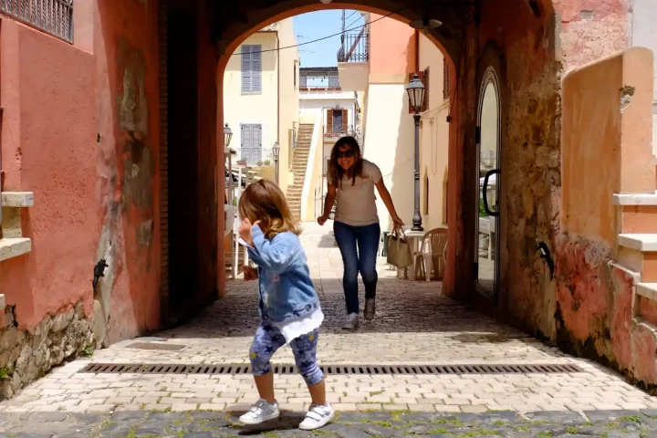 La ciudadanía italiana para menores de edad: Foto de madre e hija paseando por las calles de una ciudad italiana