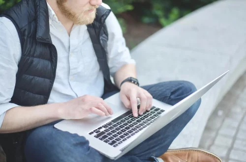 Ciudadania italiana: multa - Hombre sentado frente a la computadora actualizando el registro AIRE