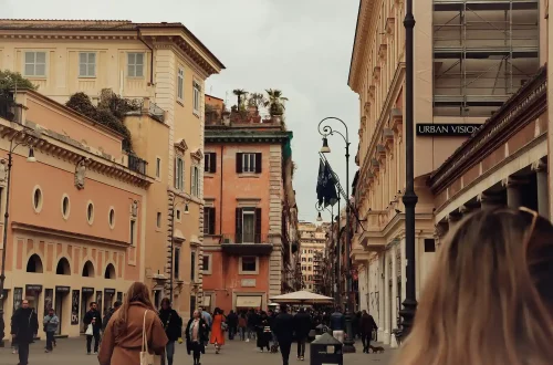 Ciudadanía italiana para descendientes de mujeres italianas: Foto de personas caminando por una calle concurrida en Roma