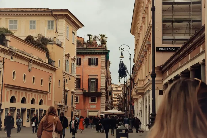 Ciudadanía italiana para descendientes de mujeres italianas: Foto de personas caminando por una calle concurrida en Roma