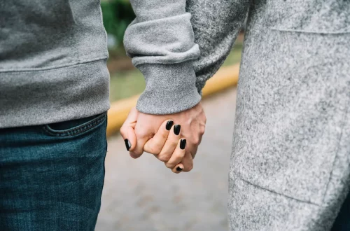 Ciudadanía italiana por concubinato: Foto de una pareja caminando de la mano