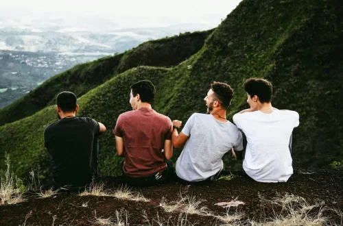 Ciudadania italiana por hermano: Foto de hermanos conversando en la cima de una montaña