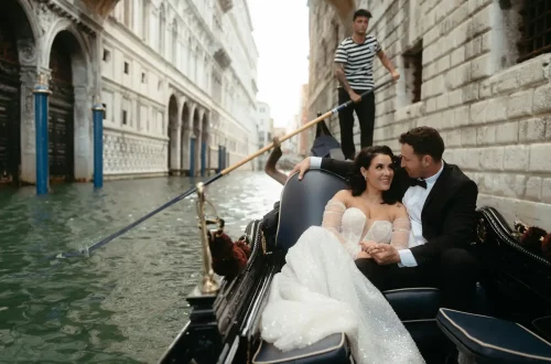 Ciudadanía italiana por matrimonio en 2025: Foto de recién casados en un paseo romántico en Venecia