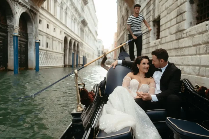 Ciudadanía italiana por matrimonio en 2025: Foto de recién casados en un paseo romántico en Venecia