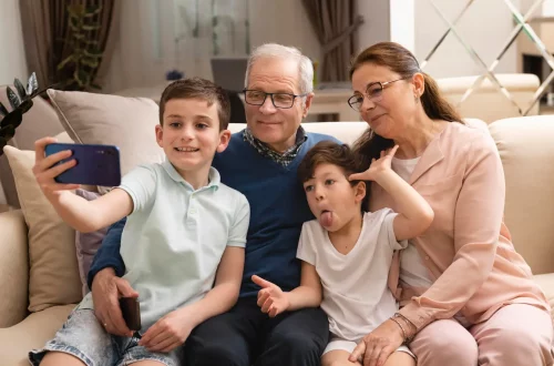 Ciudadania italiana por reconstruccion: Familia tomando una foto juntos en el sofá