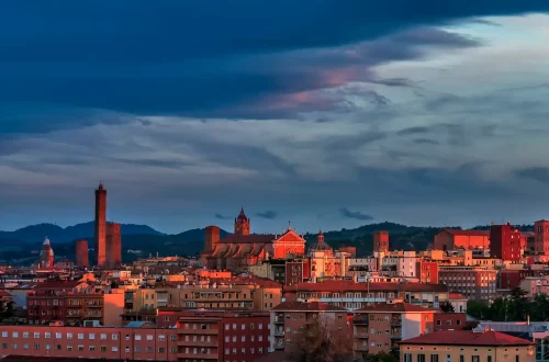Ciudadanía italiana si un familiar ya la tiene: Vista aérea de la ciudad de Bolonia, en Italia