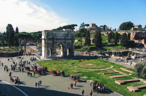 Ciudadanía italiana vía administrativa: Foto aérea de turistas cerca del Arco de Constantino en Roma.