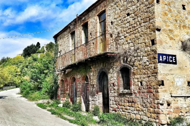 Ciudades fantasma Italia: pueblos abandonados, ruinas y leyendas. Descubre su historia, el misterio que encierran y cuáles puedes visitar hoy.