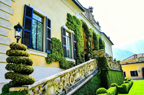 Comunas Italianas: Foto de la entrada a un edificio en Villa del Balbianello