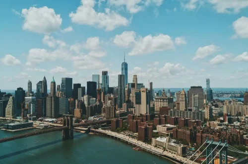 Consulado general de Italia: Foto aérea del puente de Manhattan en Nueva York.