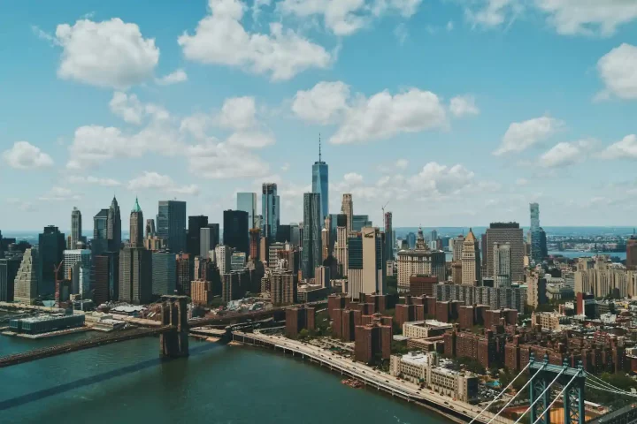 Consulado general de Italia: Foto aérea del puente de Manhattan en Nueva York.