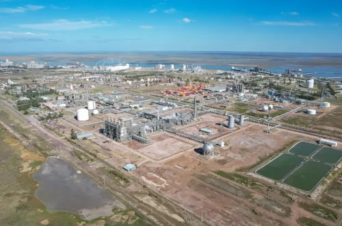 Consulado italiano en Bahía Blanca: Foto aérea que muestra la zona industrial y el puerto de Bahía Blanca.