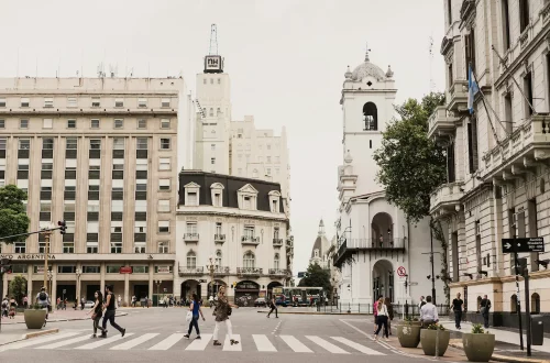 Consulado italiano en Morón: Personas caminando por la calle en Argentina