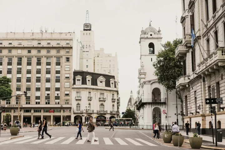 Consulado italiano en Morón: Personas caminando por la calle en Argentina