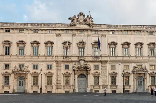 La Corte Constitucional de Italia tomó una decisión importante al unificar dos procesos que cuestionan la constitucionalidad del Decreto-Ley.