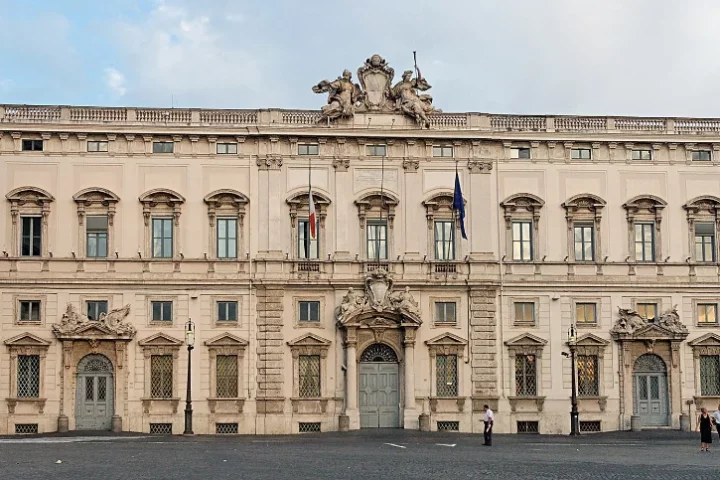 La Corte Constitucional de Italia tomó una decisión importante al unificar dos procesos que cuestionan la constitucionalidad del Decreto-Ley.