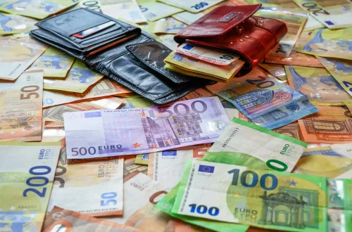 Costos de la ciudadanía italiana 2025: Foto de carteras sobre billetes de euro