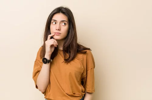 Foto de una mujer que se pregunta cuándo es necesario rectificar actas para la ciudadanía italiana