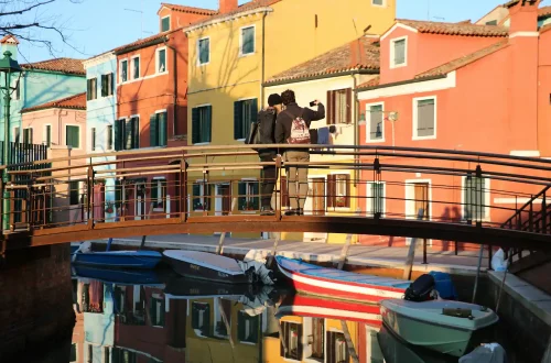 Cuanto tarda la ciudadanía italiana por matrimonio: Foto de una pareja divirtiéndose en un paseo en Venecia