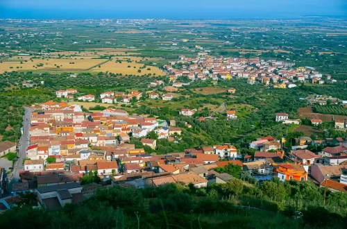 Decreto 36/2025 y las nuevas reglas para obtener la ciudadanía italiana: Foto de un municipio rural en Italia