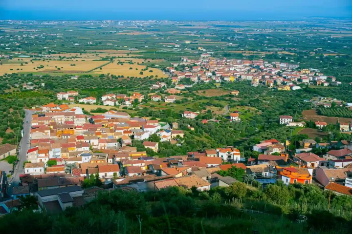 Decreto 36/2025 y las nuevas reglas para obtener la ciudadanía italiana: Foto de un municipio rural en Italia