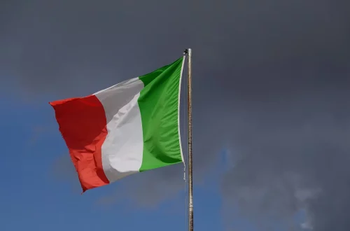 Principales cambios introducidos por el Decreto-Ley n.º 36/2025: Foto de la bandera italiana contra el cielo
