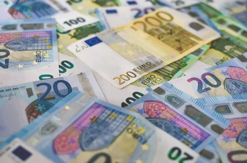 ¿Cuánto dinero genera Italia a través de las solicitudes de ciudadanía?: Foto de billetes de euro esparcidos sobre una mesa