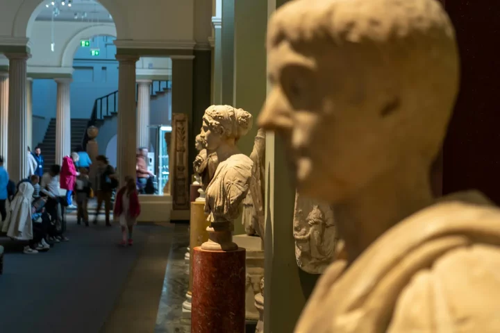 DNI Italiano: Foto de personas paseando por un museo en Italia