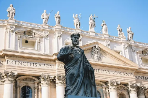 El papel de la Iglesia católica en la formación de Italia: Detalle de esculturas frente a la Basílica de San Pedro (Vaticano)